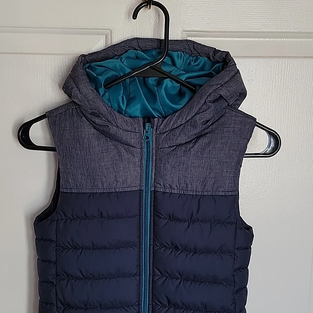 Sonoma boys winter vest, size 7. NWOT.  Navy blue, gray and green trim.